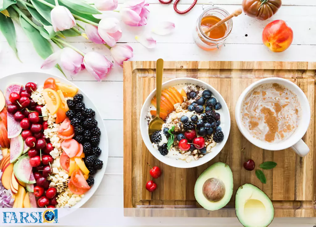 یک صبحانه سالم و مقوی: ماست و میوه